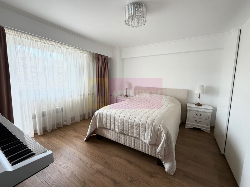Vanzare apartament cu 3 camere pe Bulevardul Unirii stradal