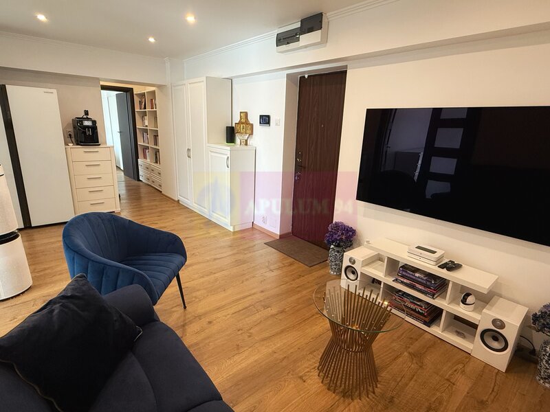 Vanzare apartament cu 3 camere pe Bulevardul Unirii stradal